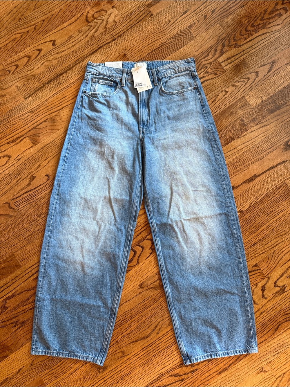 H&M light wash barrel jeans / Size 8